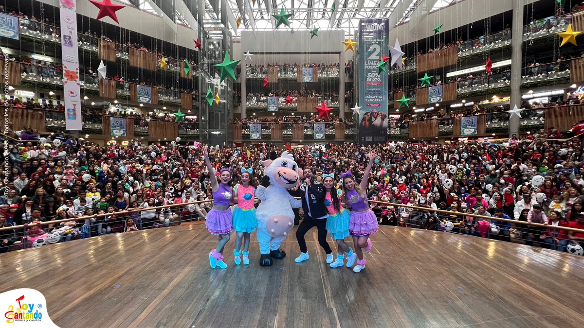 ToyCantando's tweet photo. Gracias a los más de 3000 asistentes. Fueron un público increíble. Las verdaderas estrellas fueron ustedes. Amamos verlos cantar, bailar, reír... No tenemos palabras para describir todo lo que vivimos junto a ustedes. Esperamos verlos pronto en otro Show así de mágico ✨ https://t.co/0IgeeoBnCP