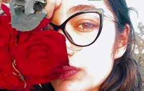 abhaddadii's tweet photo. چهل روز از قتل این شکوفه گذشت.
دوستی گفت #سارینا_اسماعیل‌زاده شبیه فروغ فرخزاده. 

یادِ شعر فروغ افتادم:

«من از کجا می‌آیم؟
من از کجا می‌آیم؟
که این چنین به بوی شب آغشته‌ام؟
هنوز خاک مزارش تازه‌ست
مزارِ آن دو دست سبز جوان را می‌گویم.

چه مهربان بودی ای یار، ای یگانه‌ترین یار!» https://t.co/BsNq5F74Xu