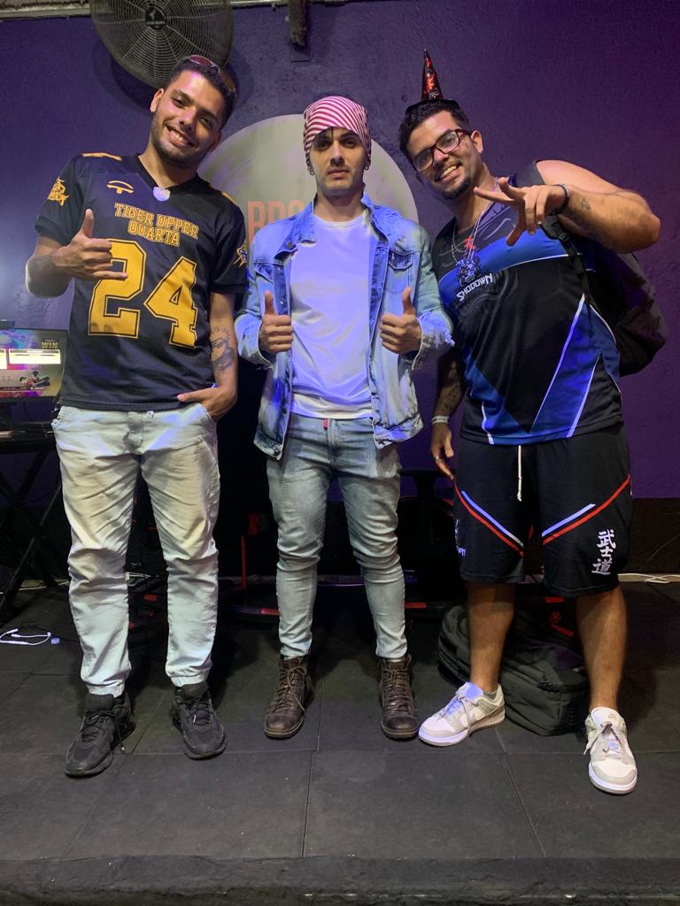 Parabéns ao Top 3 do Bar Fight 7, edição de Halloween!

1º Shodown|HKDash (Bison, Seth)
2º Shodown|Niel (Akuma, Luke)
3º F4KO|Frostya (Balrog)

Perdeu essa festa? Confira os links abaixo para saber mais informações.