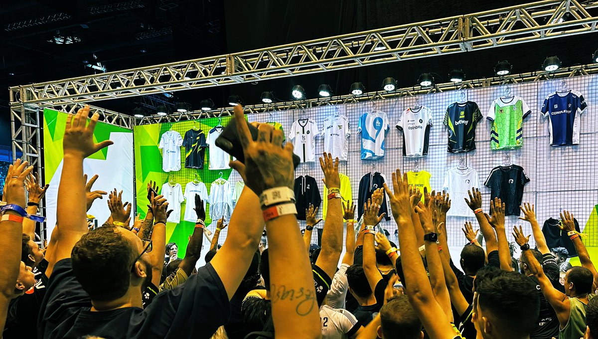 Cheering for merch! #IEM2022 🇧🇷