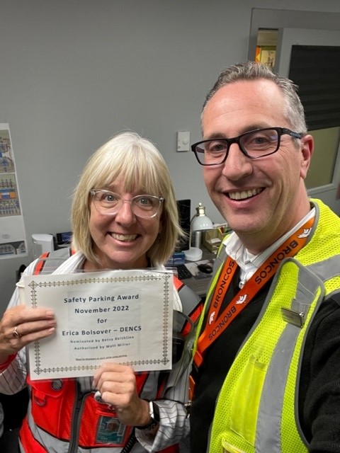 DEN CSR Erica B. receives the coveted Safety Parking Spot from Advocate Jeff H. Erica demonstrated #NoSmallRolesInSafety by ensuring jet bridge safety. Thank you Erica for being a role model for all. @MattatUnited @jonathangooda @JohnK_UA @AOSafetyUAL