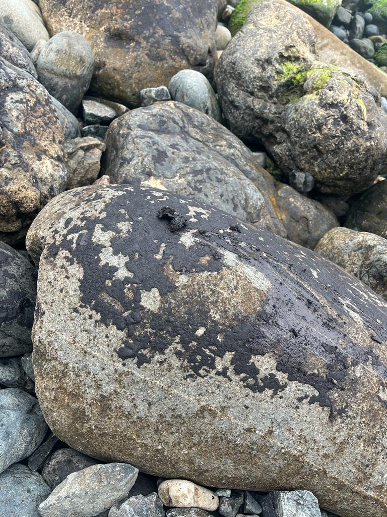 laencerronaperu's tweet photo. Les dejamos aquí las imágenes del derrame de Repsol que mostramos hoy. Todas fueron tomadas por la Asociación de Pescadores Artesanales de Tomaycalla el miércoles pasado, en Pasamayo. https://t.co/c66u1bDVEV
