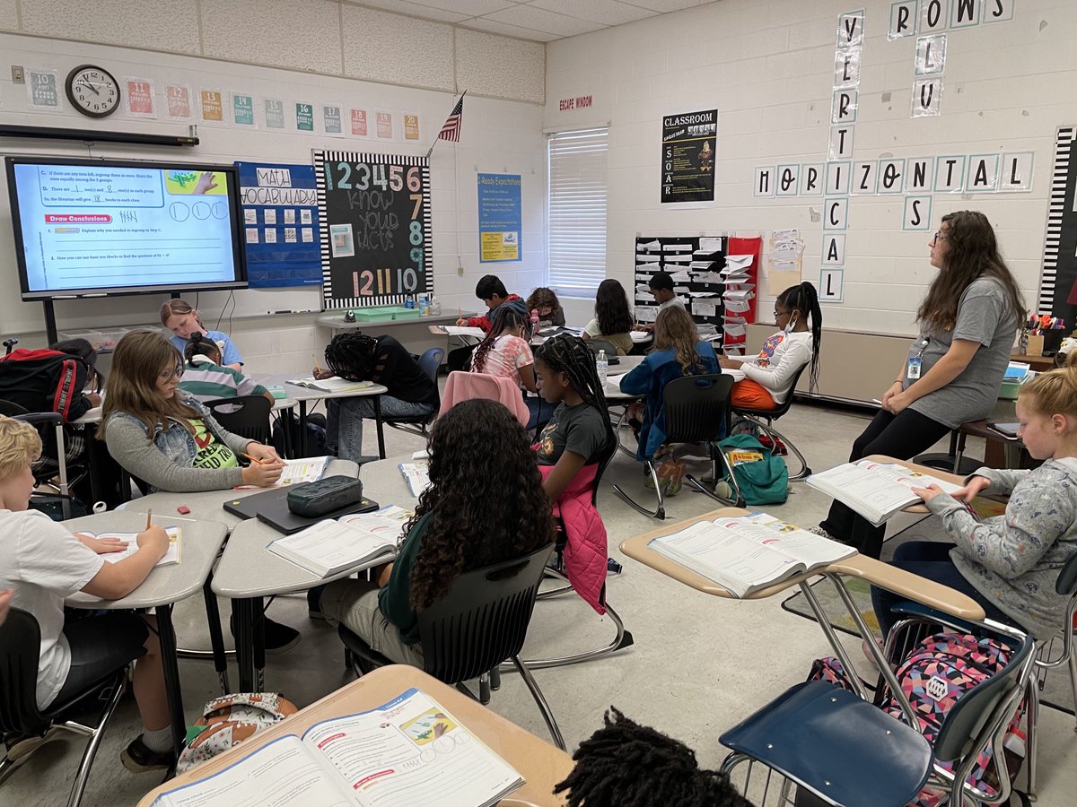 EaglesSouthwest's tweet photo. Mrs. Davidson’s class modeling division with regrouping.  ⁦@FCPSchoolsTN⁩ ⁦@Supt_Hamlett⁩ ⁦@HMHCo⁩ https://t.co/oXykG28bU0