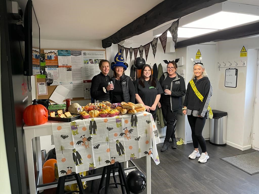 StylePartitions's tweet photo. The team at Style North has been celebrating Halloween with some spooky costumes, office decorations and a scarily tasty buffet lunch!
Lets hope they all had a fang-tastic time!
#flexibleworkspace #flexiblespace #moveablewall
#partition #architect #interiordesign #architecture https://t.co/TE04PZK4Tq
