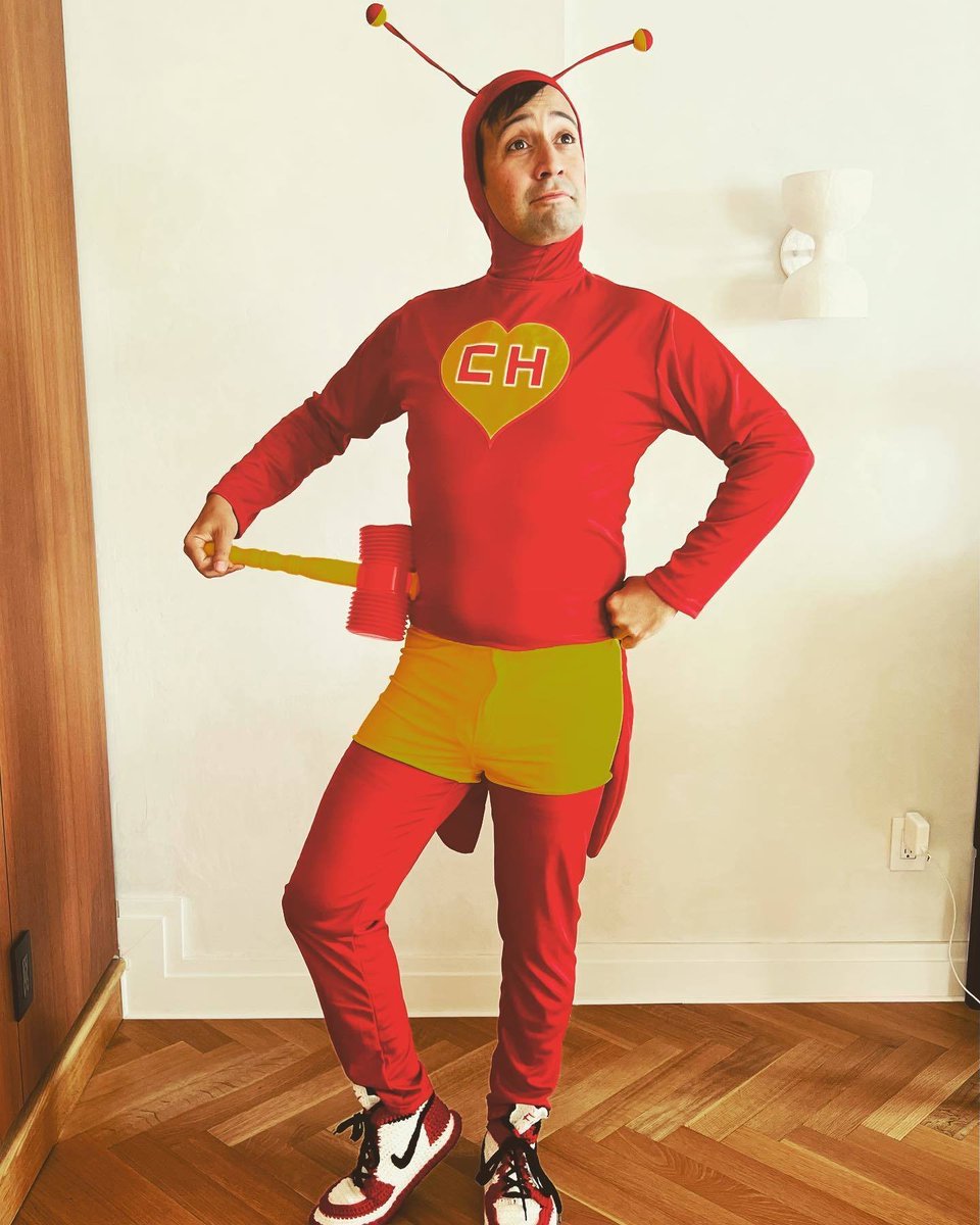 Post criado com o único intuito de admirar a fantasia de <a href="/Lin_Manuel/">Lin-Manuel Miranda</a> como Chapolin Colorado para uma festa de halloween. 

A foto foi postada pelo ator/produtor/cantor/compositor na sua conta no Instagram com os famosos dizeres "Sigam-me os bons!".

Já queremos o longa metragem!
