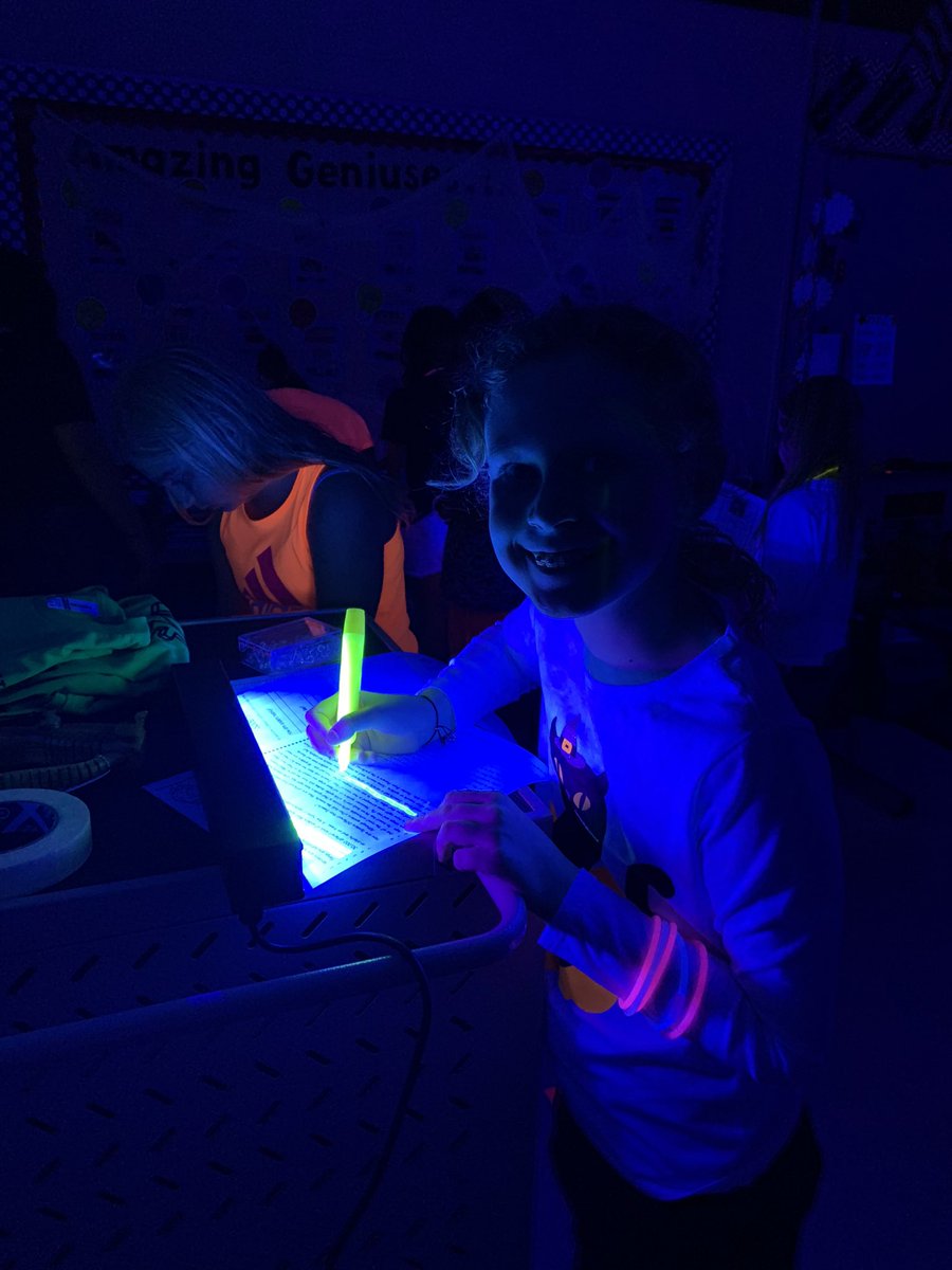 Arachnid Invasion 🕷Glow Spider Room today! Working on ELA skills! Fact -Opinion, Highlighing text evidence, learning about the different types of webs spiders build and STEAM Spider Webs🕸@collierschools @CollierScience @LaurelOakElem @CCPSElemELA