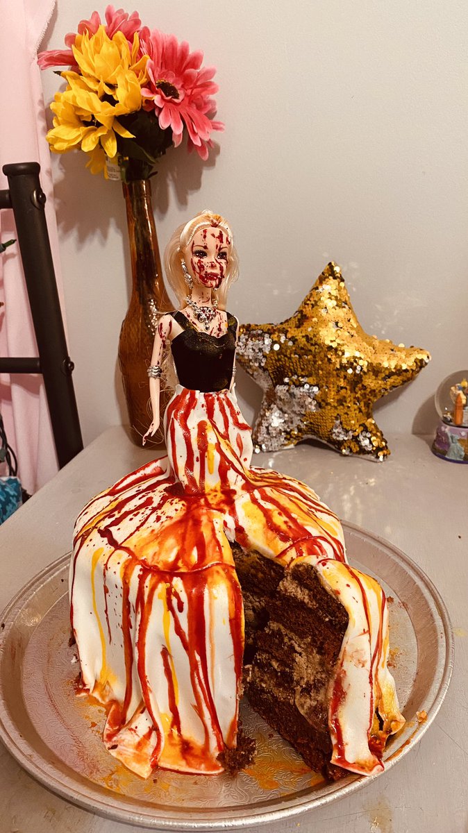 Mria_Chowdhury's tweet photo. Happy Halloween! My show stopper bake “scary doll on fire” is a red velvet chocolate cake with chocolate butter cream filling. I used vitamin B2 for the fluorescent glow #Halloween #RealTimeChem #ChemistsWhoCook could not wait until #FluorescenceFriday https://t.co/kp5ZSdGKUg