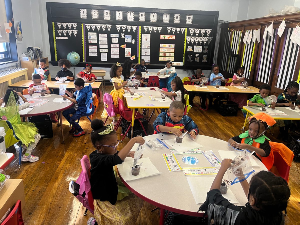 MurraySFABX's tweet photo. Kindergarten made “cups of dirt” as a Halloween treat. #kindergarten #sfabx #Halloween #cupsofdirt https://t.co/DGTKviTyvU