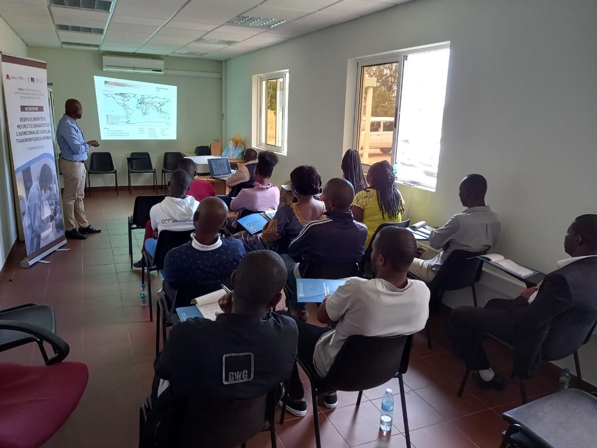 No âmbito do #STOSAR (Projecto apoio à operacionalização da política regional agrícola da SADC) iniciou hoje na Humpata #Huíla um workshop p/ técnicos laboratórios regionais de veterinária em diagnóstico da peste pequenos ruminantes, febre aftosa e gripe das aves 🔬Fundos da UE🇪🇺