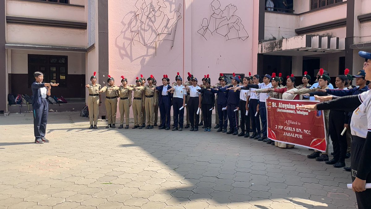 _bazingaaa___'s tweet photo. St. Aloysius College (2 MP GIRLS BN) conducted a pledge and poster making activity on the occasion of Rashtriya Ekta Diwas (National Unity Day) to commemorate the integration of Independent India. https://t.co/cQkJm26oKH