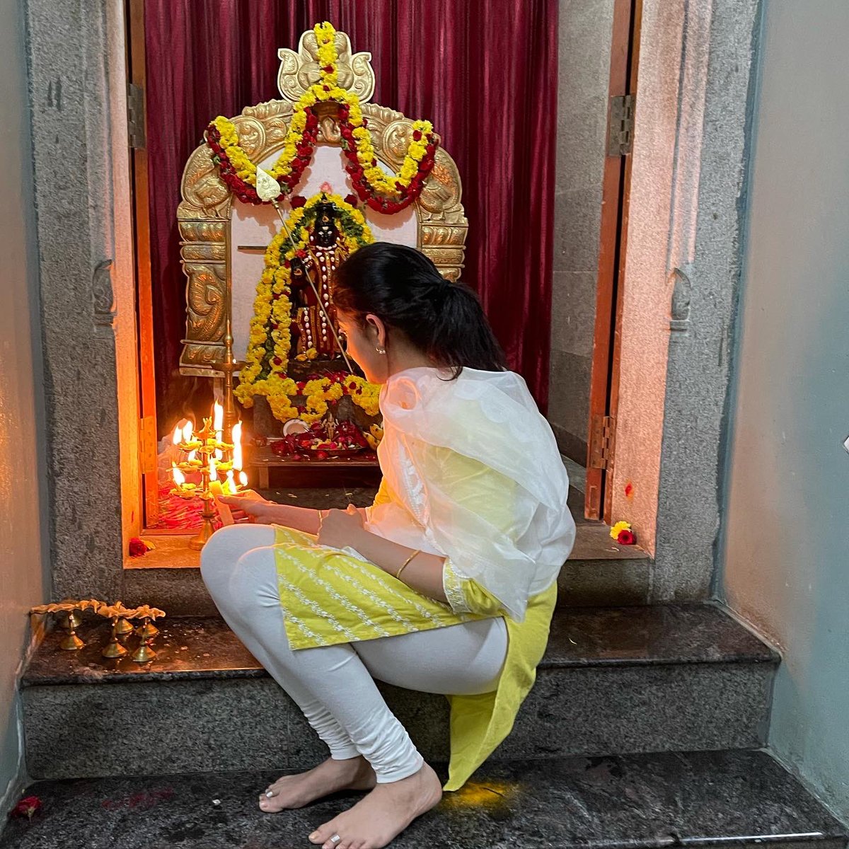 pranitasubhash's tweet photo. Missed celebrating Deepavali in India this year but the Karthika Somawara today truly made up for it .. #KarthikaSomavara https://t.co/puV33sJdoF