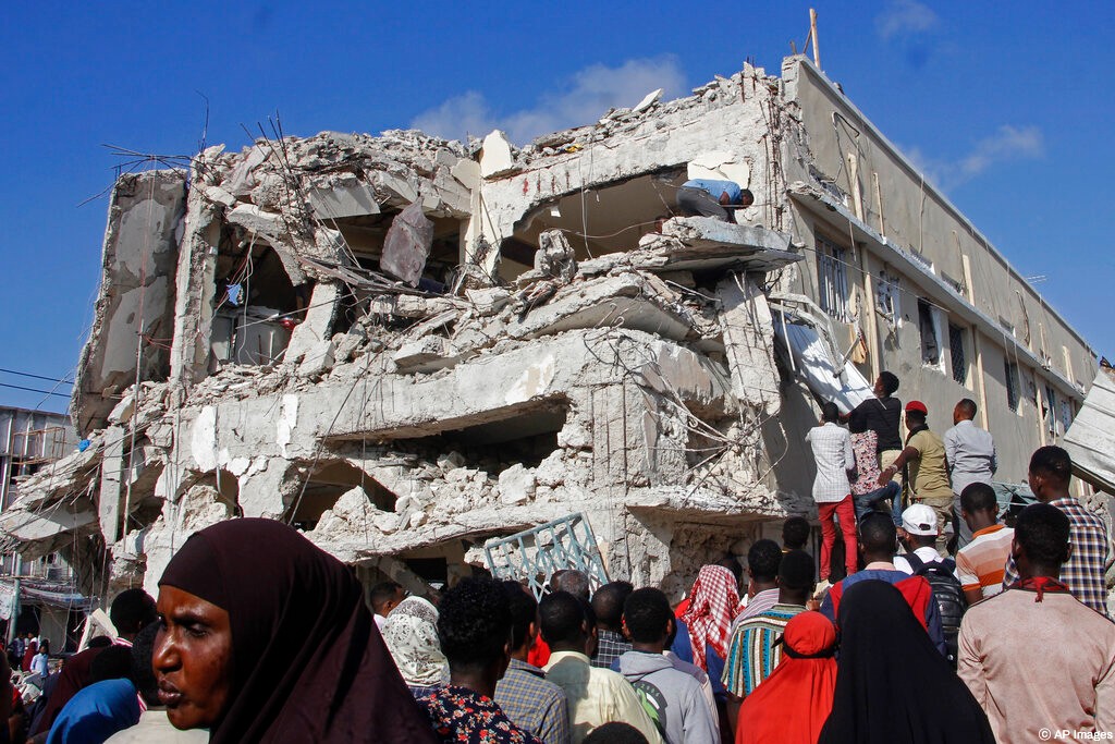 Les États-Unis sont aux côtés de la Somalie suite aux récents attentats terroristes à Mogadiscio et expriment leurs condoléances aux familles des défunts. Les USA réaffirment leur soutien à la Somalie et savent que la liberté et la sécurité l'emporteront sur le terrorisme.