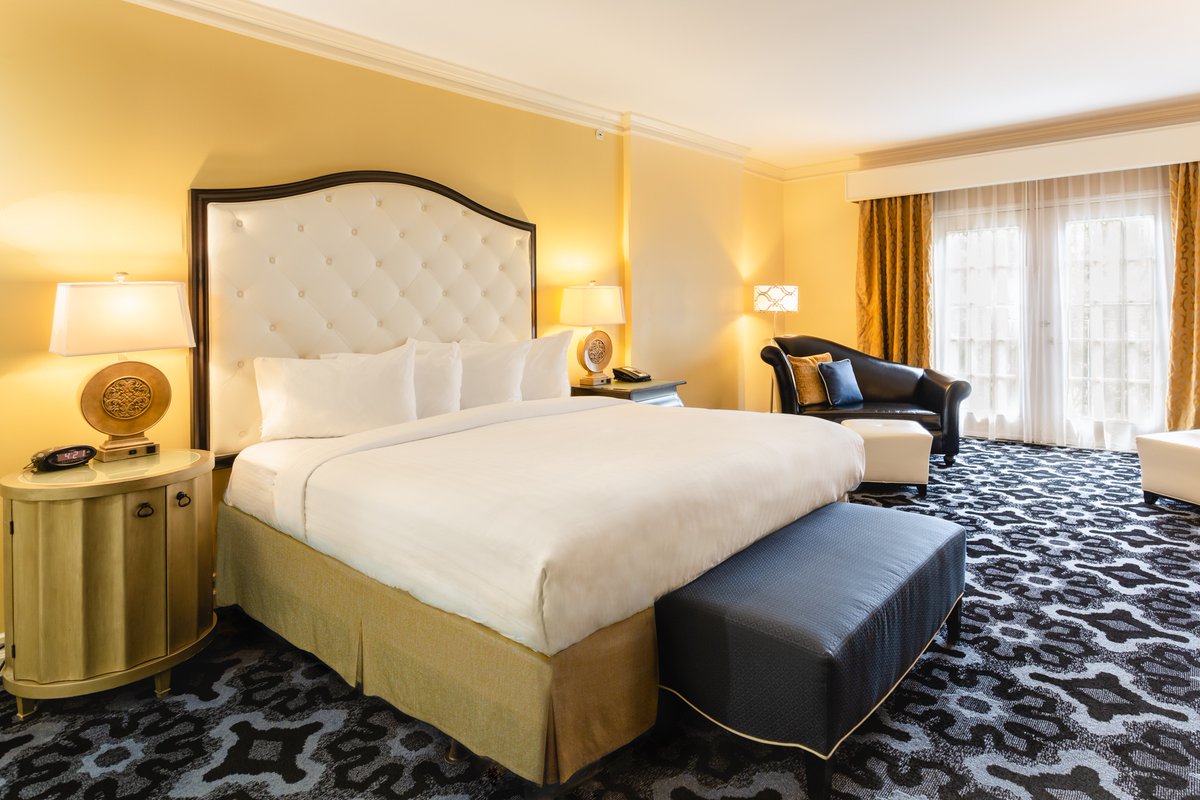 Treat yourself to a luxurious #staycation &amp; spend the night in one of our beautifully renovated rooms. 

To book your reservation, visit sienahotel.com.

#thesienahotel #visitchapelhill #autographhotels #boutiquehotel #chapelhill #visitnc #exactlylikenothingelse #nchotel