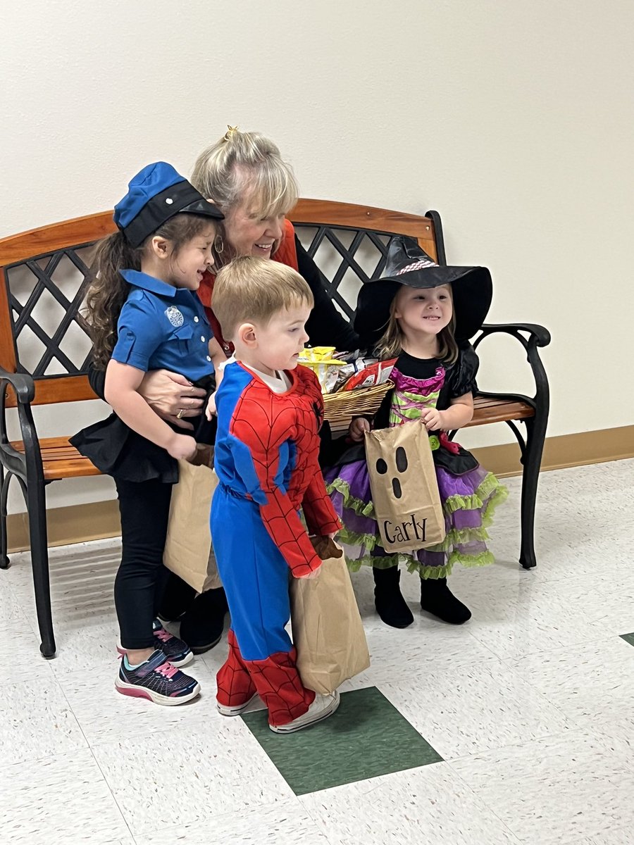 YY_Nott's tweet photo. Bullfrog tadpoles trick-or-treat! https://t.co/x6iu7MLh5q