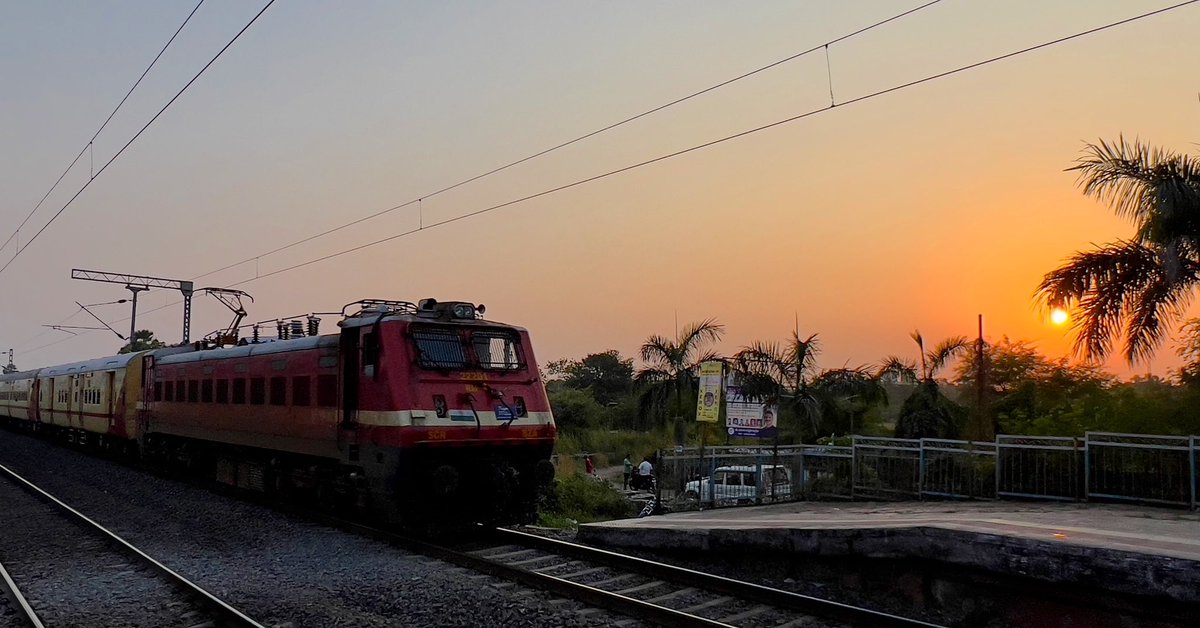 JatinBhhavsar's tweet photo. #wap4 #umroli #sunset #missyousachin #shotoniphone13promax #apple #goldensunset #instarailfans #instarailfanning #railpostlens #photooftheday #trainspotting #trains #railfanning #irfca https://t.co/KNo543x9zZ