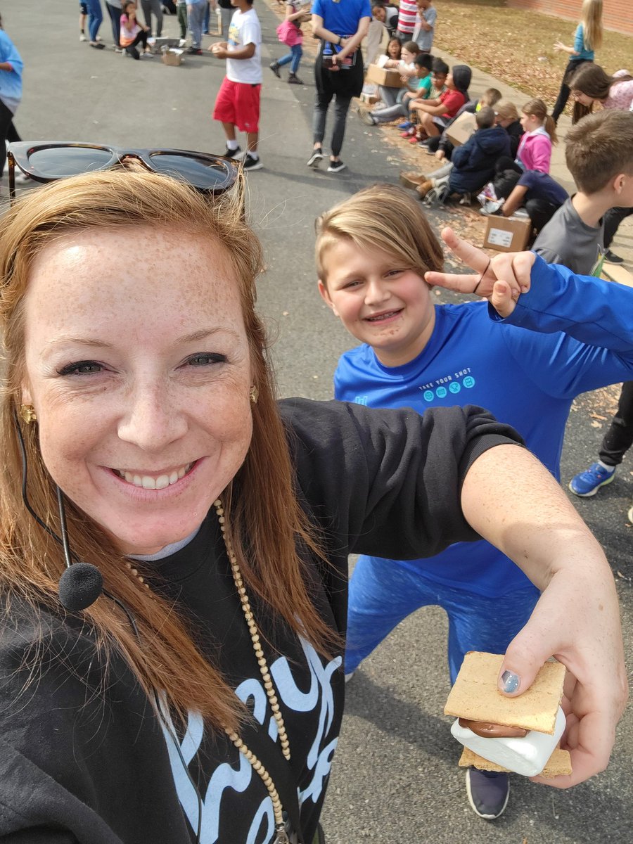 LanksLeaders's tweet image. S&apos;MORE SMILES 😝#SOLAROVEN #SMOREfun #lankfordsleaders #funinfourth @NatcherElem @MsTurnerNE @Mrs_Bryant00 @mrspoolesparty