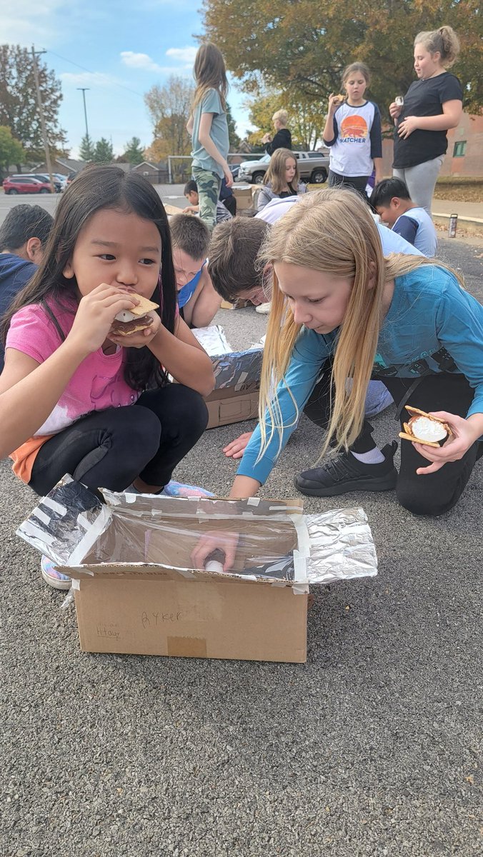 LanksLeaders's tweet image. S&apos;MORE SMILES 😝#SOLAROVEN #SMOREfun #lankfordsleaders #funinfourth @NatcherElem @MsTurnerNE @Mrs_Bryant00 @mrspoolesparty