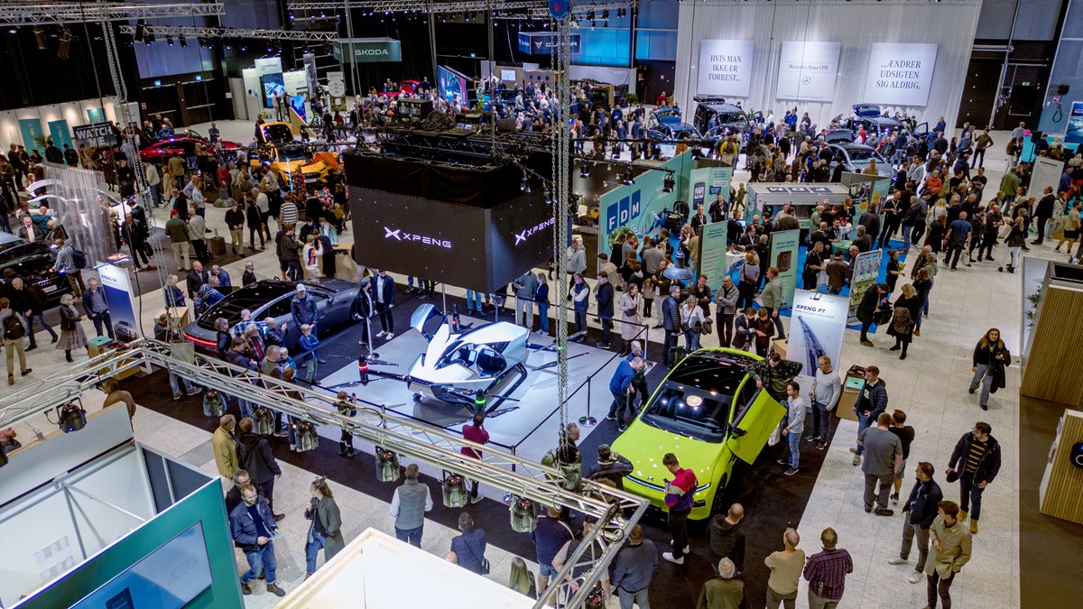 ARIDGE_Official's tweet photo. Chinese Ambassador to Denmark, Mr. Feng Tie, visited us at the eCar Expo in Danmark. Come by for a talk about the future of mobility.
#XPENGAEROHT #FlyingCar #eCarExpoDK #XPENGDanmark https://t.co/LbwpxP3DiC