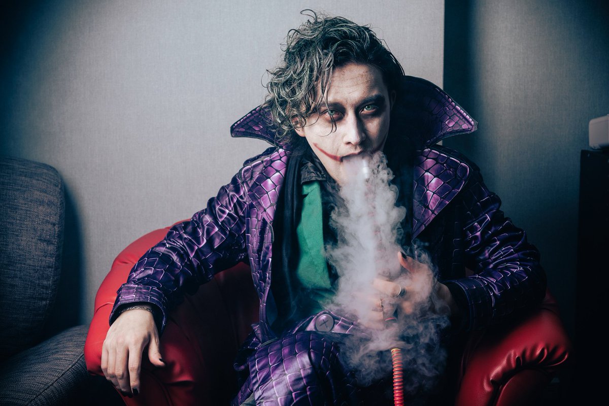 なんどもすみません、ハロウィンも過ぎちゃいましたがプロに撮って頂いた写真追加で頂いたのツイートさせてください。
【メイク】嫁ちゃん
【ハーレイクイン】カティーちゃん
【カメラマン】おーくん