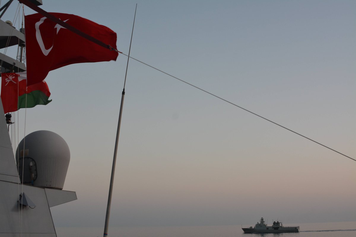 🇹🇷TCG BURGAZADA, Umman Deniz Kuvvetleri karakol gemisi 🇴🇲RNOV SHINAS ile Umman Denizi’nde geçiş eğitimleri icra etti.
