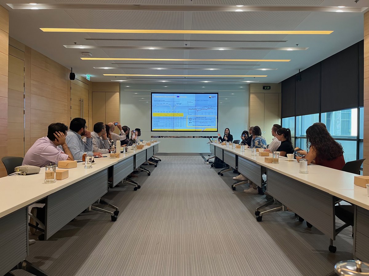 KelleySchool's tweet photo. Kelley Direct #OnlineMBA students have been busy in Thailand! They visited PTT Global to learn how they're upcycling waste into products that can be sold. Afterward, a group of students took a cooking class to learn more about the local cuisine. #KDGlobal #KelleyDirect https://t.co/omRPC1ZWWz