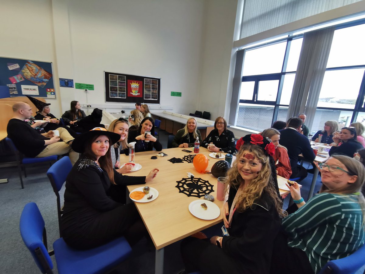 MrJSlaven's tweet photo. A big thank you to @Duncanrig_Eng and @mflduncanrig for all the delicious treats 🍰🎃 https://t.co/VcLnutmLpt