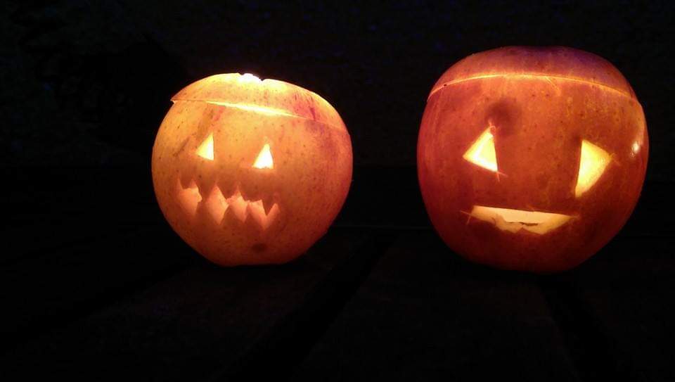 karen_renton's tweet photo. Apple lanterns. Gentler on the muscles than a pumpkin (or swede)
#SpookME @MEFoggyDog #HappyHalloween #JoinIn https://t.co/WrxEzXD8nv