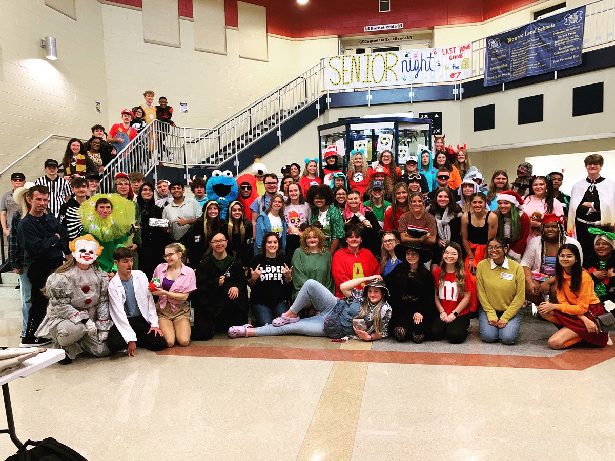 mrs_samfrye's tweet photo. SENI🎃RS. #thriveinthehive @MHornets1 https://t.co/afhIoOVcIZ