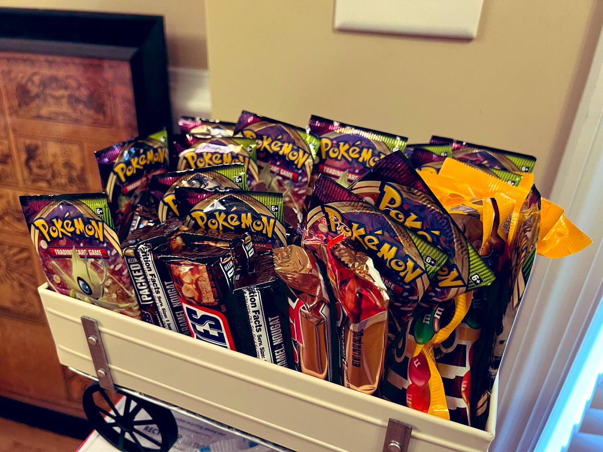 Happy Halloween! I'm gonna be the cool house this year! Full-size candy  bars AND Pokmon cards!