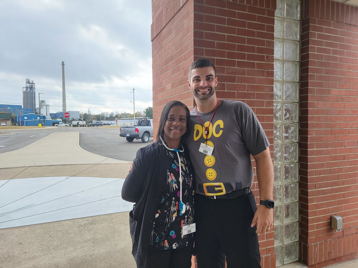 VPslight's tweet photo. So much fun with Jennings Creek kids coming to trick or treat with our Middle School Dragons!  # DragonLove! https://t.co/nUFk0gcsbe