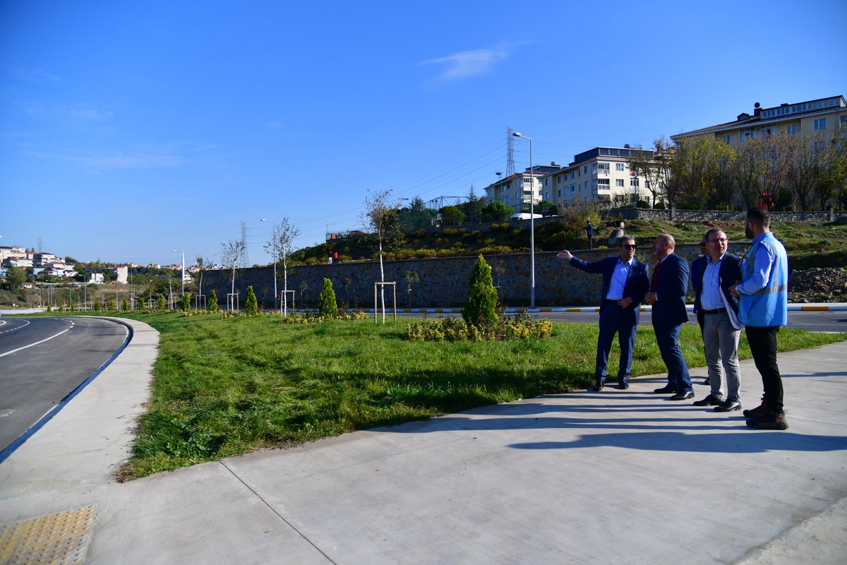 🚧 Artan trafik yükünü hafifletecek yeni yol çalışmalarımıza aralıksız devam ediyoruz. Velibaba ile Ahmet Yesevi Mahallelerini hızlı ve konforlu şekilde birbirine bağlayacak yol çalışmalarını inceledik.