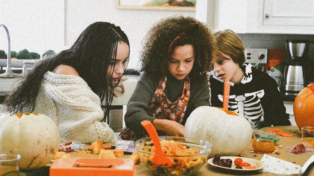 Our favorite tradition! A little pumpkin carving before the costumes and candy!

     Happy Halloween, everyone!