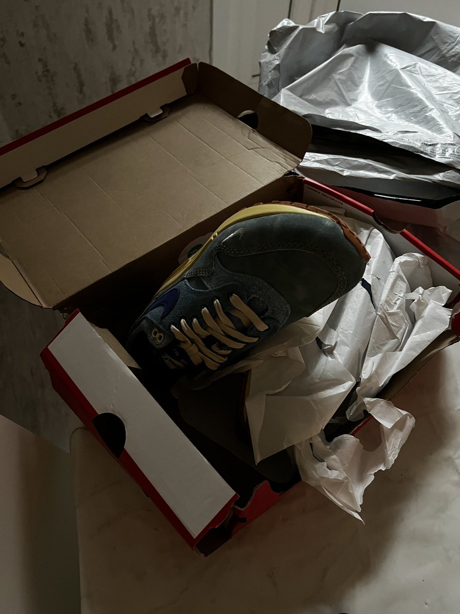 solesearcher04's tweet photo. Received these air max 1s . 18 montrose don't double box and use dpd. These look like someone from layer football with them and absolutely shocking. Ps the pic show exactly how they came out of the plastic delivery bag @18montrose #airmax1 #Nike #customerexperience https://t.co/jXvvTzgJmT