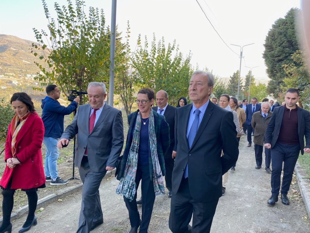 Du 30/10 au 3/11, #GeorgesSiffredi, Président du Dpt des #HautsdeSeine, et une délégation d'élus, est présente en Arménie 🇦🇲.

Objectif : témoigner du soutien du Département à l’Arménie et rencontrer les partenaires du prog. de coopération internationale dans le Tavouch.