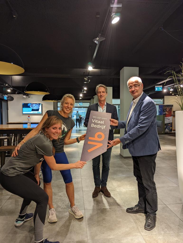 We hebben het vignet Vitaal Bedrijf ontvangen. Afgelopen week werd het uitgereikt door Jan Willem Landré van <a href="/VitaalBedrijf/">Vitaal Bedrijf</a>. Dit betekent dat wij een goede invulling geven aan ons vitaliteitsbeleid voor onze medewerkers. Daar zijn we natuurlijk heel blij mee!
#sport #vitaliteit