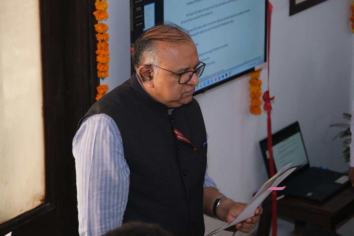 MLJ_GoI's tweet image. To preserve &amp;amp; strengthen the unity, integrity &amp;amp; security of the Nation, Shri S.K.G Rahate
Secretary (Justice),  administered  &apos;Rashtriya Ekta Diwas Pledge&apos; to the officers &amp;amp; staff of the Department of Justice at Jaisalmer House, New Delhi.
#unityday2022