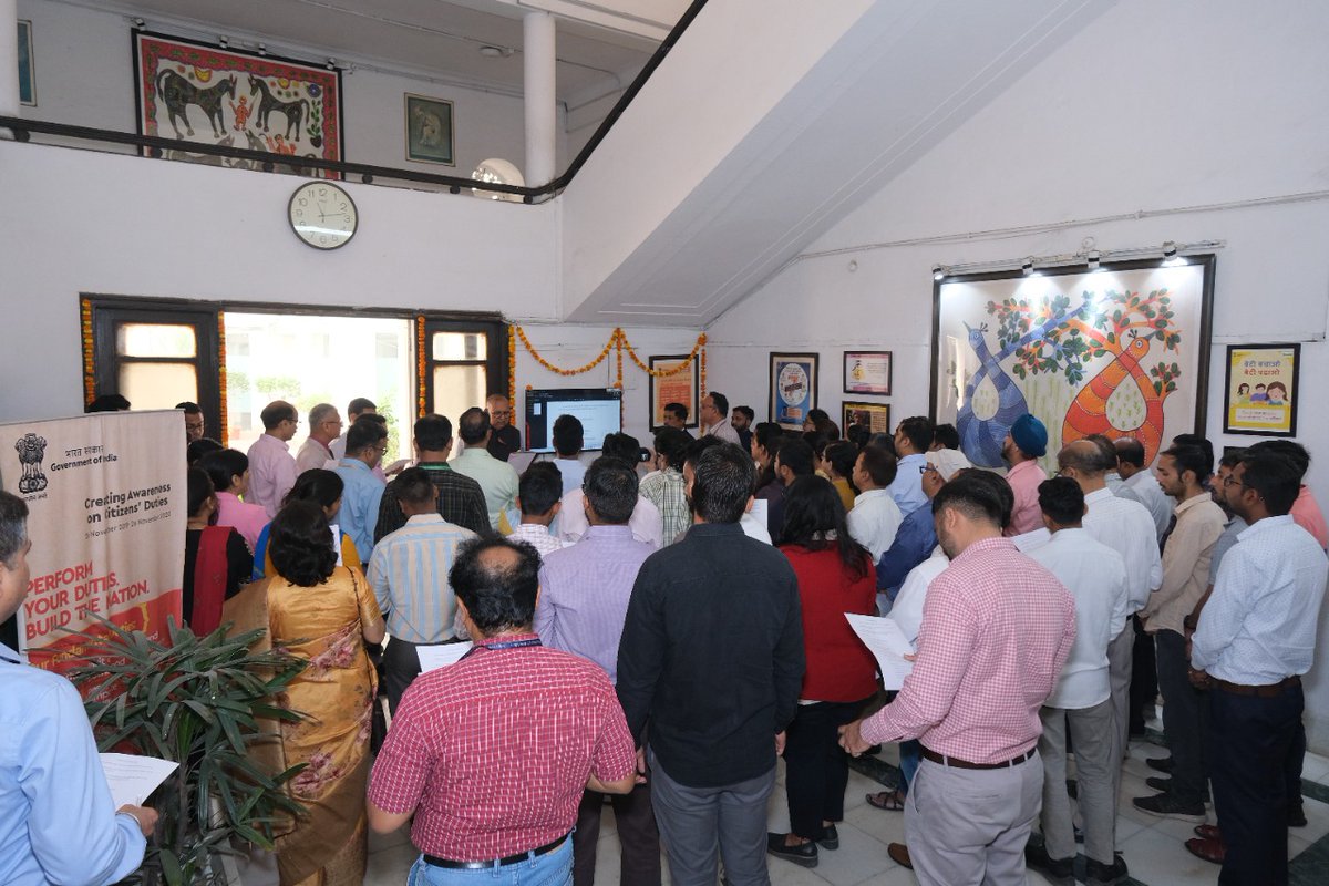 MLJ_GoI's tweet image. To preserve &amp;amp; strengthen the unity, integrity &amp;amp; security of the Nation, Shri S.K.G Rahate
Secretary (Justice),  administered  &apos;Rashtriya Ekta Diwas Pledge&apos; to the officers &amp;amp; staff of the Department of Justice at Jaisalmer House, New Delhi.
#unityday2022