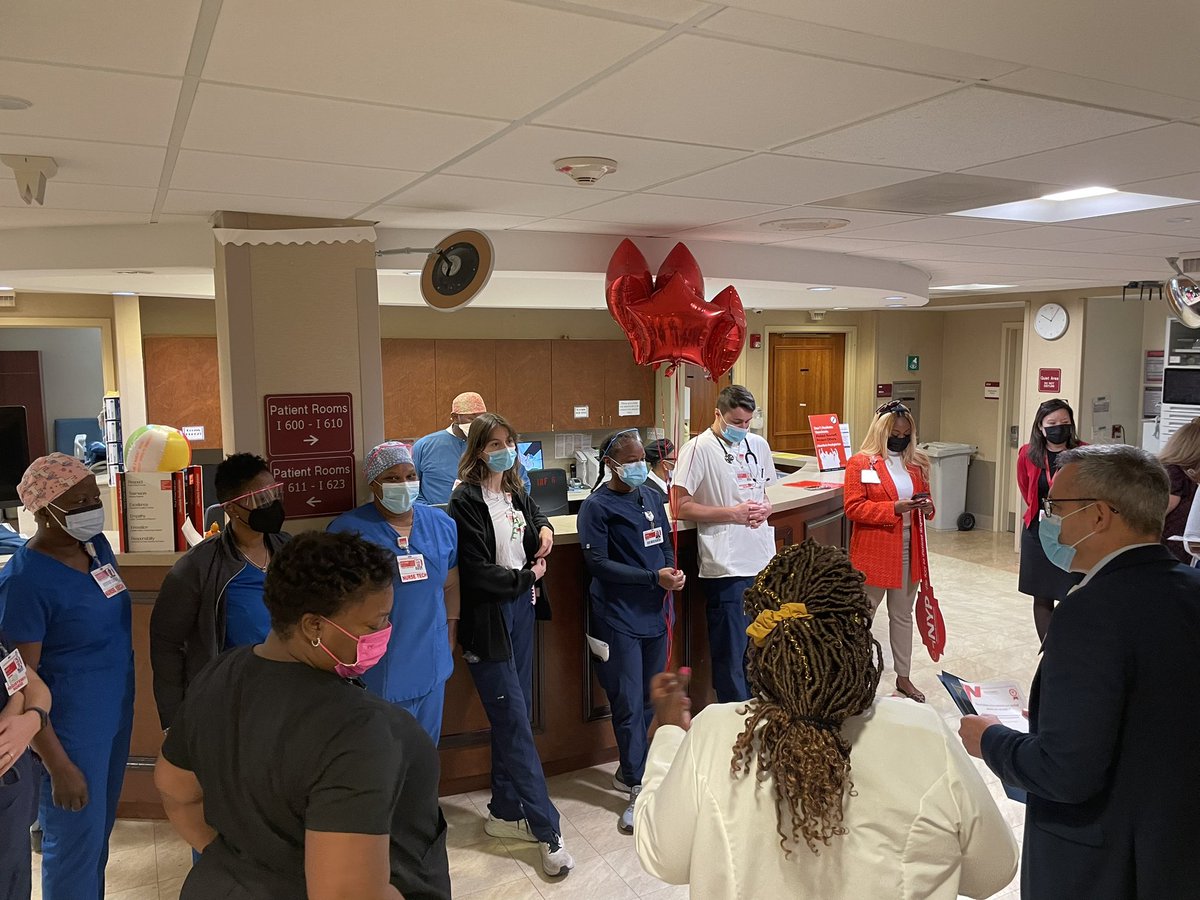 Starting the week off with a celebration ! VP Recognition Rounds! Congratulations @GTdancenurse @NypbmhI on receiving the Top Performing Unit Award! ⭐️⭐️⭐️⭐️⭐️#VPRecognitionRounds #patientexperience #PX @AishaD_Miller @ErnestoPMir @RTBlenderman @rguimento