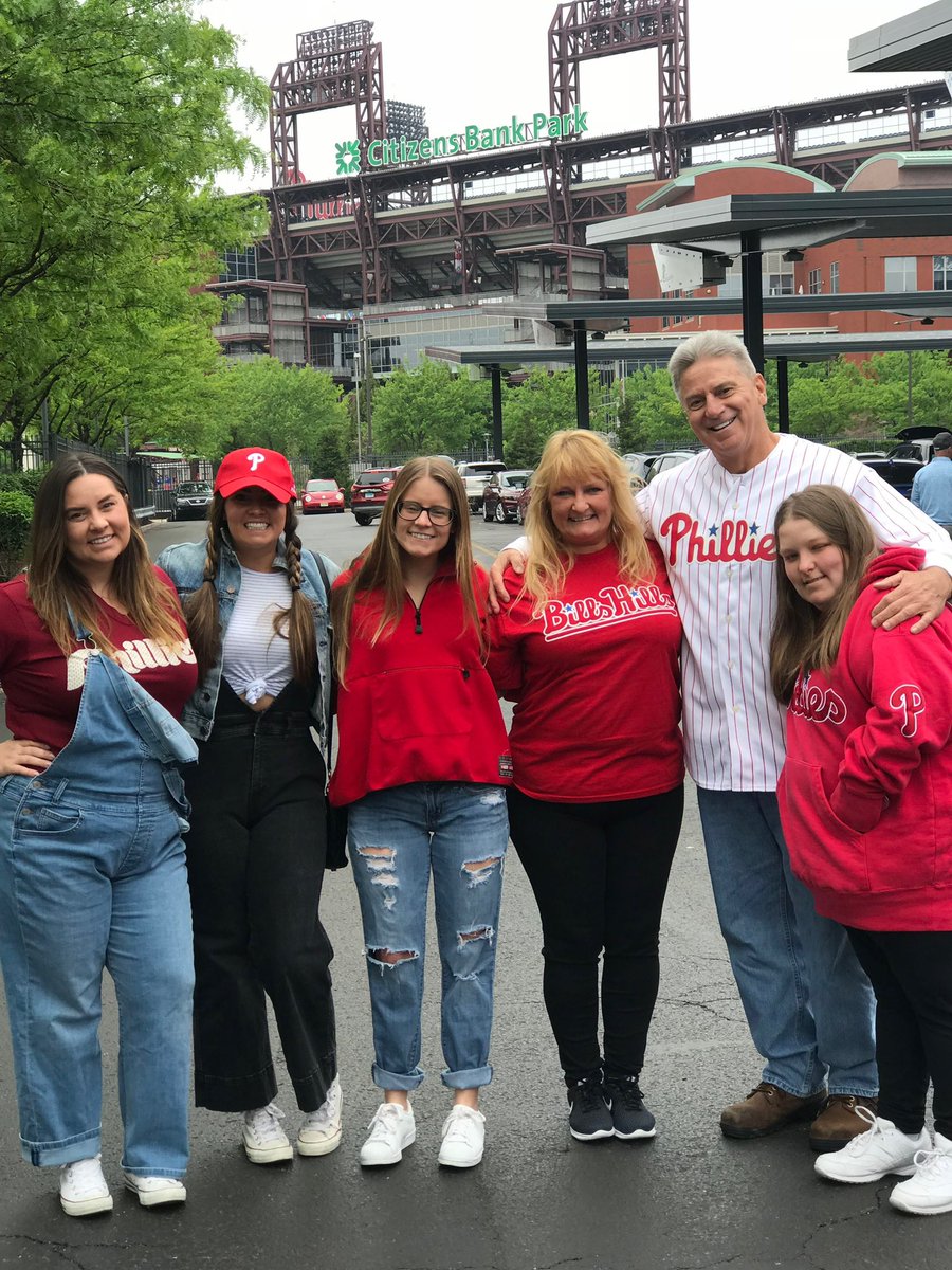 a_holeee's tweet photo. @stoolpresidente This is my mom and my sisters with my dad that we lost in July. He’d like nothing more than to see his 5 favorite girls enjoy a once in a lifetime opportunity. ❤️ https://t.co/w3Bo3Ab28U