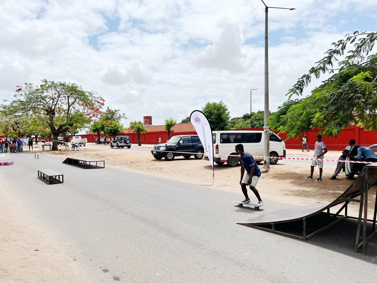 UNHabitatMoz's tweet photo. O #espaçopúblico da rua foi transformado por  intervenção de urbanismo tático que abriu um troço de estrada a peões e ciclistas, para realização de actividades que promovem apropriação do espaço pelos munícips como actividades lúdicas e culturais para crianças e adultos.🎶🎭 https://t.co/ggd8CX7fpl