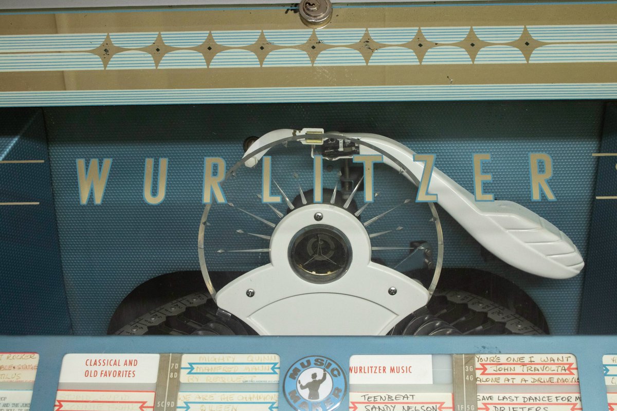 Fabulous 1960s Wurlitzer 'Lyric' jukebox with visible mechanism - lot 498 in this week's sale.

View all the lots here: bit.ly/3WjpLMW

Our saleroom's open for viewing Wednesday 2nd November 10am-4pm.