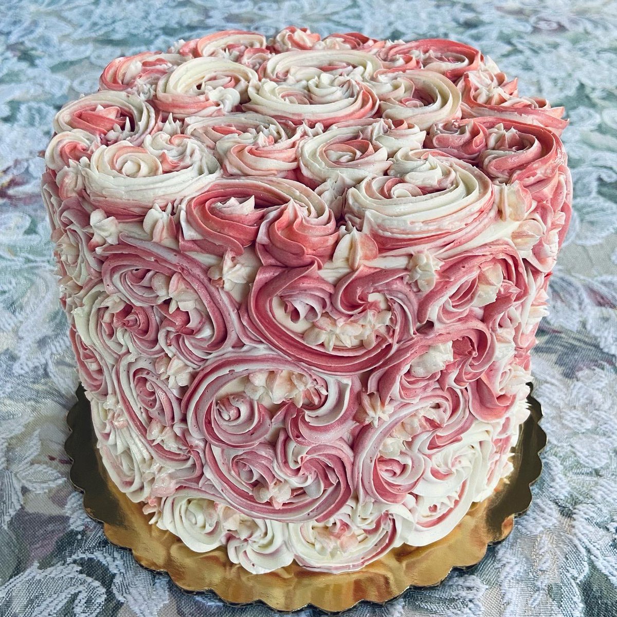 artofdessert's tweet photo. 🌸Happy Birthday Mom!🌸
#happybirthday #halloweenbaby #birthdaycake #blackforestcake #chocolatecake #cherryfilling #buttercreamfrosting https://t.co/9O6RUgr9Wb