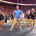 最高!チアガールの邪魔になっていた警備員が突然…!？