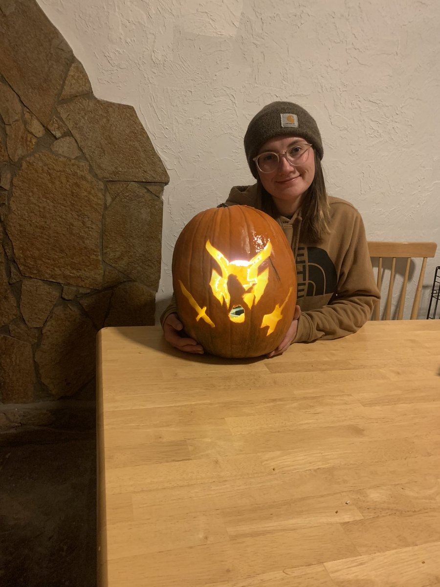HamySandwich's tweet photo. HAD to make my pumpkin with Eddie on it 🥹 Joseph Quinn you’re the best #EDDIEMUNSON #StrangerThings #happyhalloween2022 https://t.co/MERM2LaftC