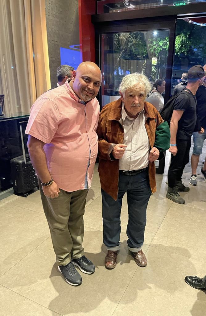 Gran placer compartir escenario con un grande de América; Pepe Mujica, hombre de grandes luchas desde Uruguay, siendo ejemplo de Latinoamérica y el mundo. Y como expresidente desde el poder mostró que se predica con el ejemplo.
¡Larga vida y que su legado permanezca por siempre!