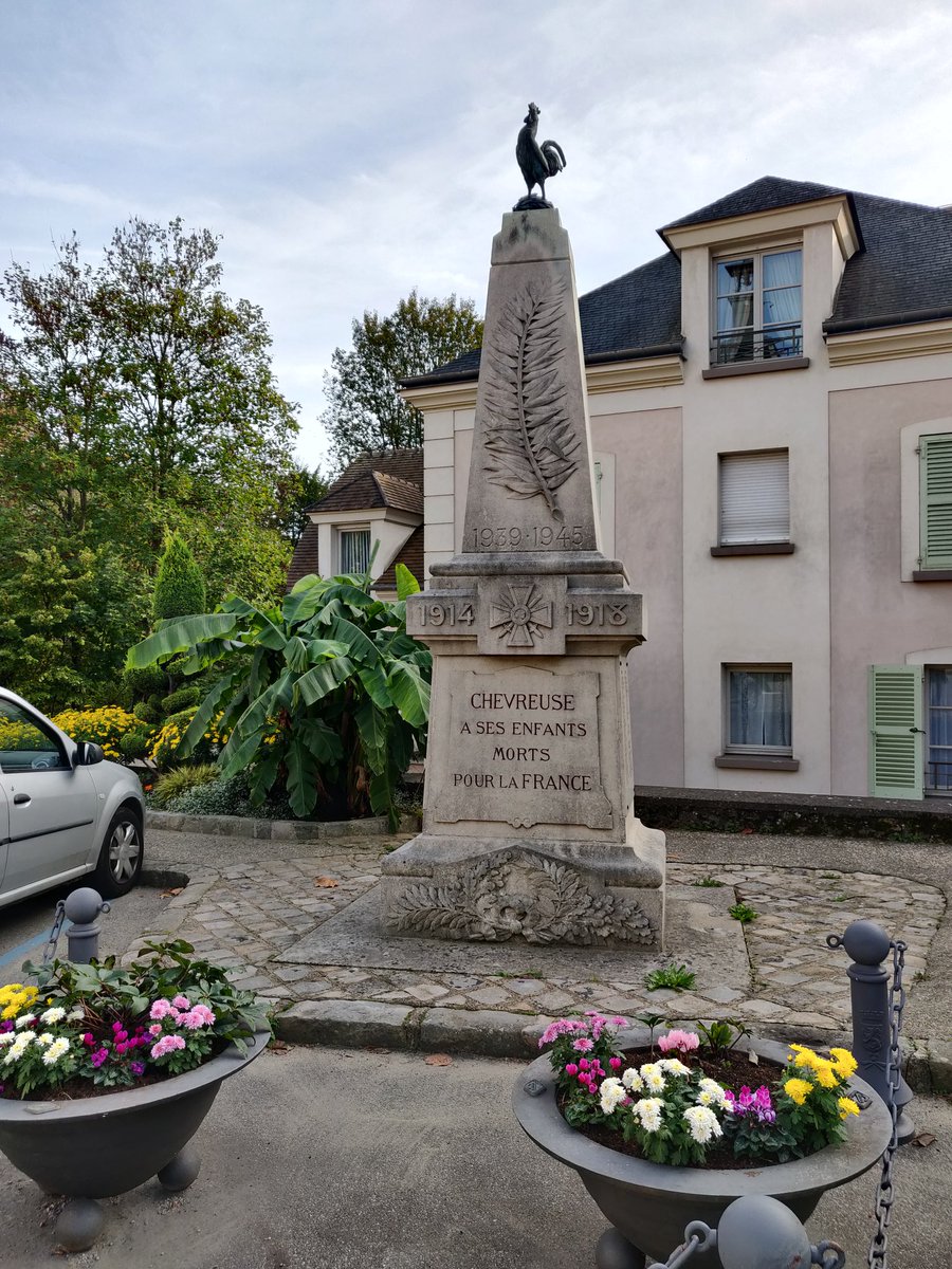SabrinaHaessler's tweet photo. @Stbslam le monument aux morts de Chevreuse 🐓 https://t.co/tNkhMp7yiJ