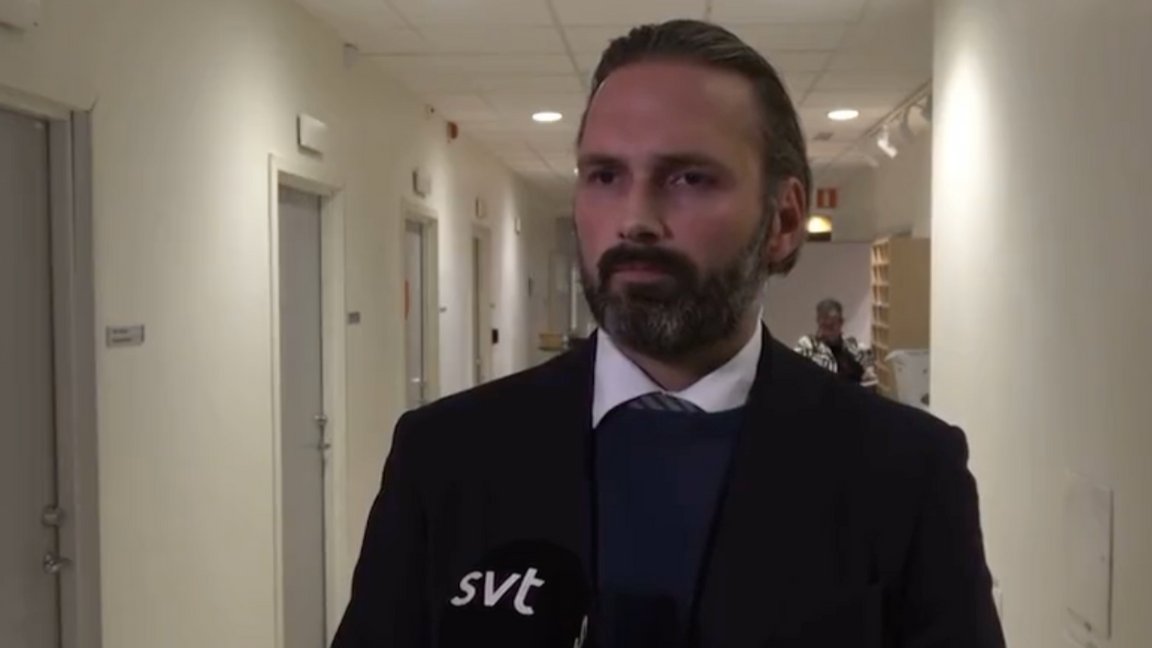 När du frågar tjänstemännen på kommunen varför inte vaktmästarna får spola isen när det är bäst förhållanden...