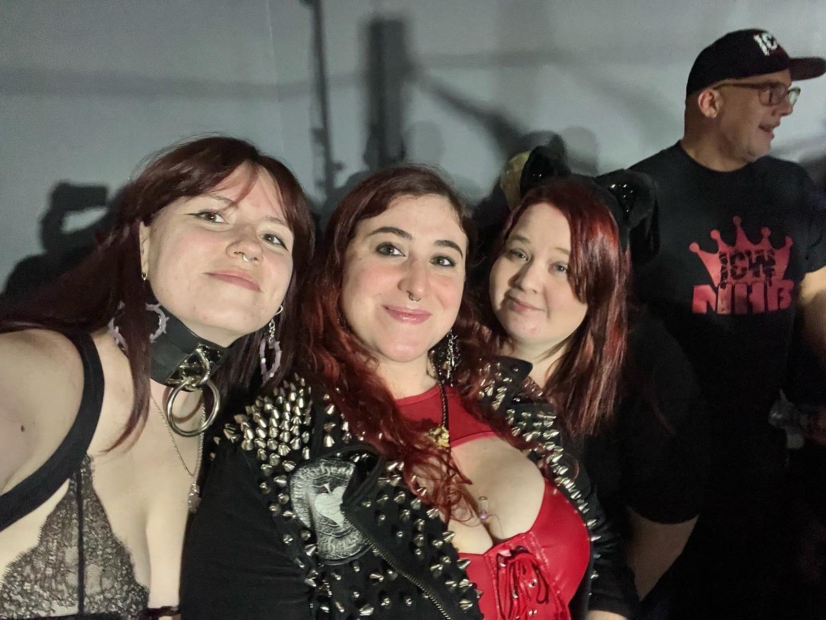 morbid_tails's tweet photo. Sex on the beach squad πΉπΉπΉ
And apparently some bum.
#NHB35 https://t.co/xboWzt3BK9