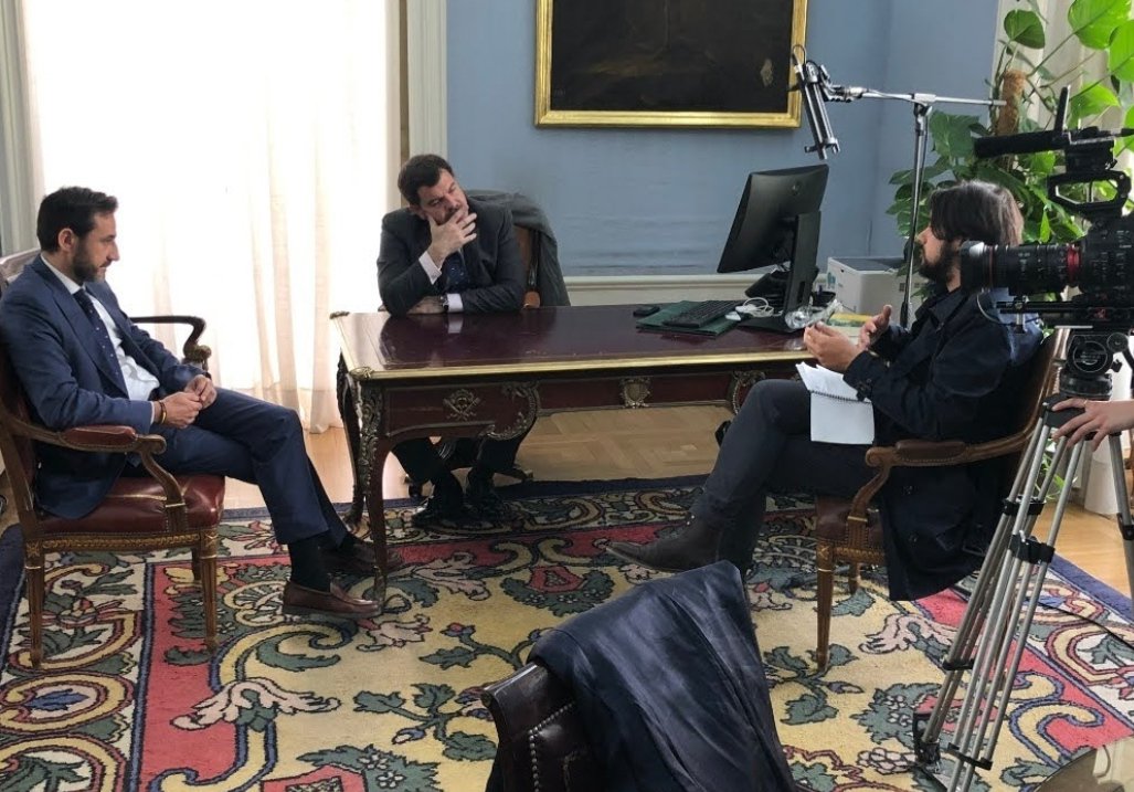 JavierGTaboada's tweet photo. Mi móvil, hoy, me recuerda esta foto: @AlejoMProduce entrevistando a @EsauAlarcon y Carlos Romero para @hechosprobados1 en una sala del @icam_es #ciudadaNOsúbdito https://t.co/7do7SvfrJh