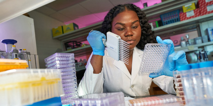 RITscience's tweet photo. Hands-on research opportunities and academic support at #RIT equipped Maria Smith ‘18 with a strong science background. Now she is a Ph.D. candidate working in the Dept. of Infectious Diseases at @StJude. Read more: https://t.co/UafhWG8U9c @RIT_Alumni @maria_smith767 https://t.co/Vc7mfyqNta